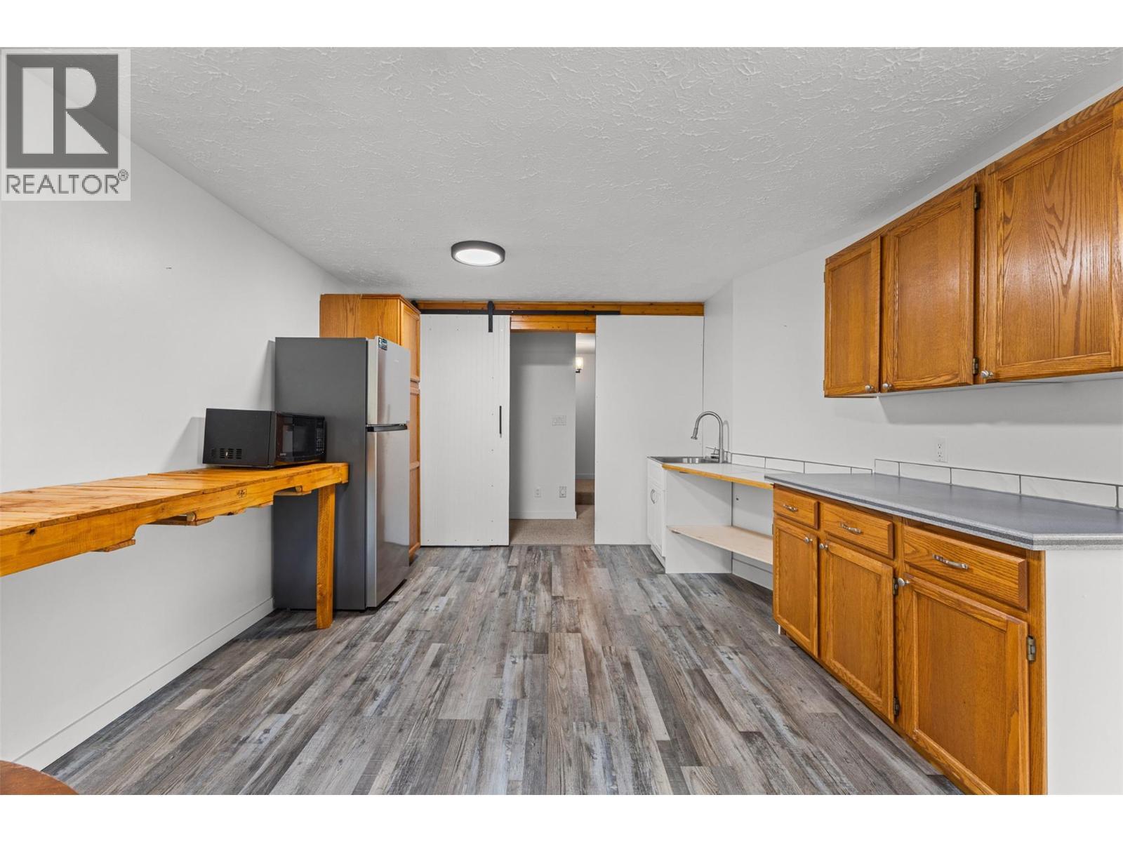 10737 Highway 33 E, Kelowna, BC - Indoor