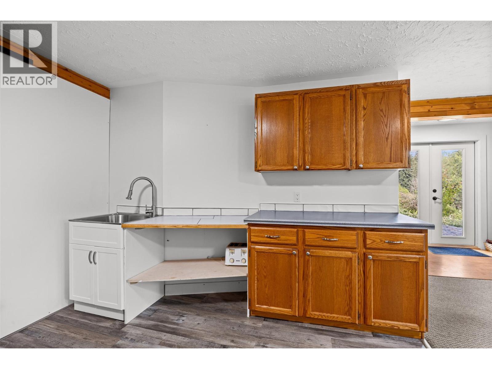 10737 Highway 33 E, Kelowna, BC - Indoor Photo Showing Kitchen