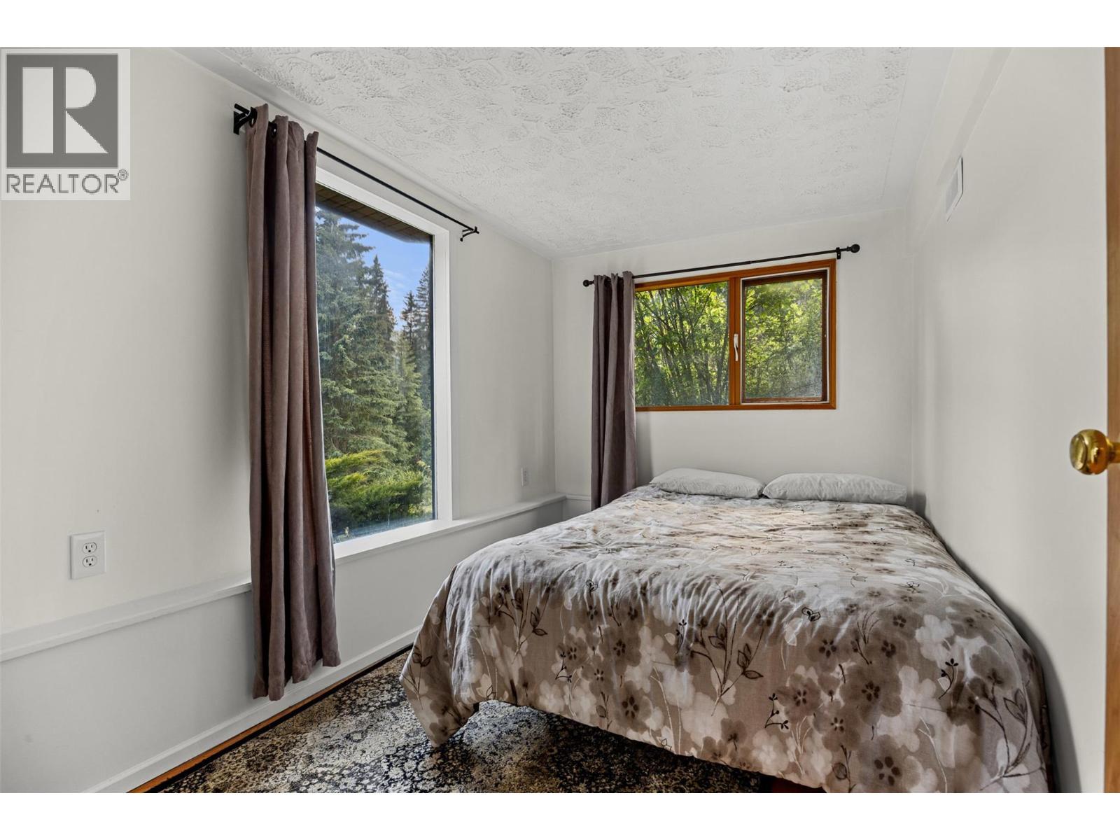 10737 Highway 33 E, Kelowna, BC - Indoor Photo Showing Bedroom