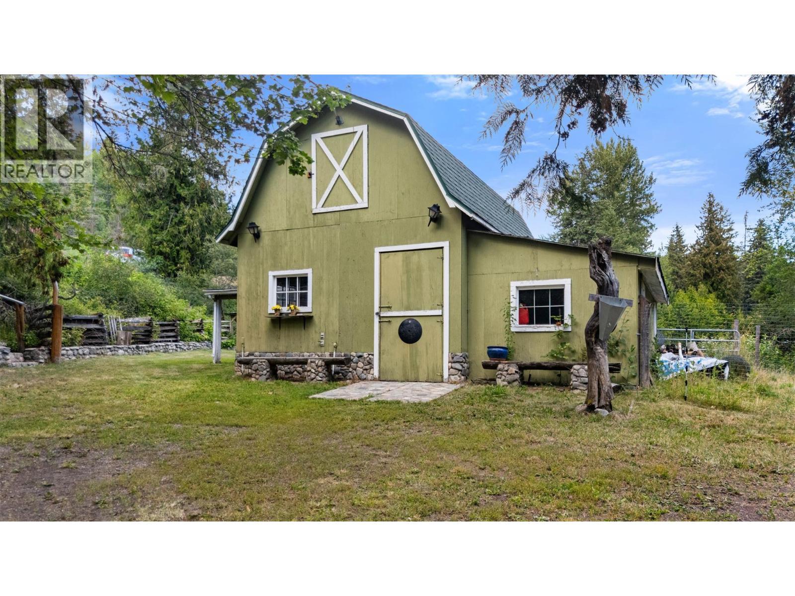 10737 Highway 33 E, Kelowna, BC - Outdoor
