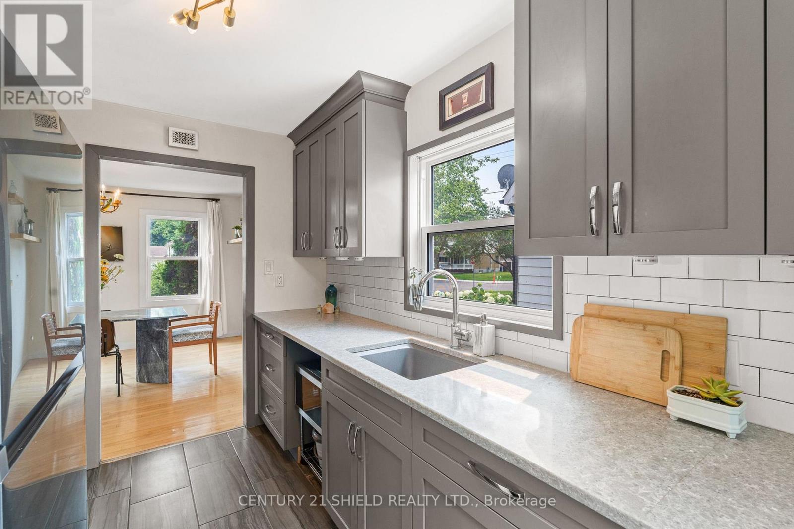 1019 Osborne Avenue, Cornwall, ON - Indoor Photo Showing Kitchen With Upgraded Kitchen