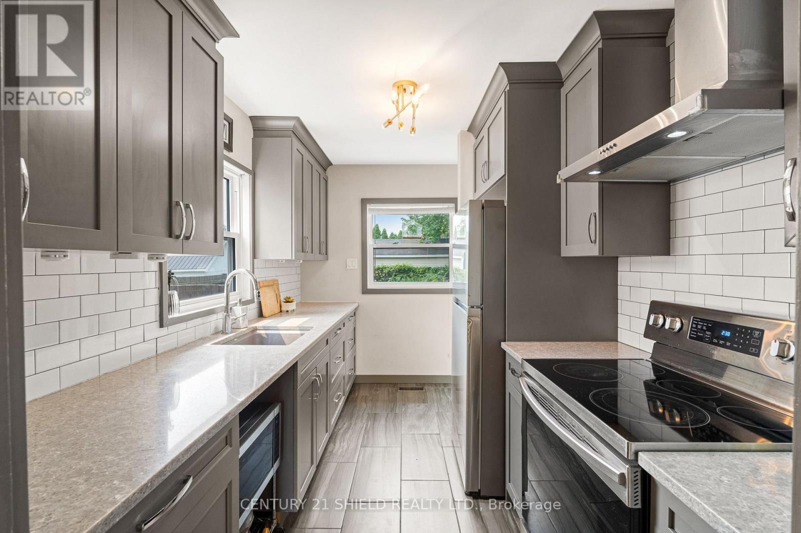 1019 Osborne Avenue, Cornwall, ON - Indoor Photo Showing Kitchen With Upgraded Kitchen