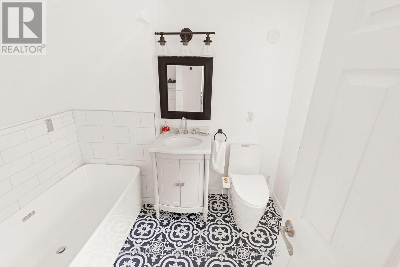 Main floor bathroom - 1019 Osborne Avenue, Cornwall, ON - Indoor Photo Showing Bathroom