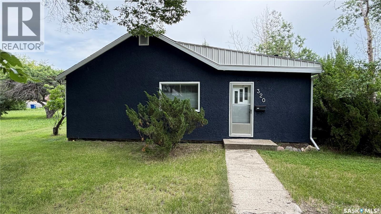 320 Aspen Street, Maple Creek, SK - Outdoor