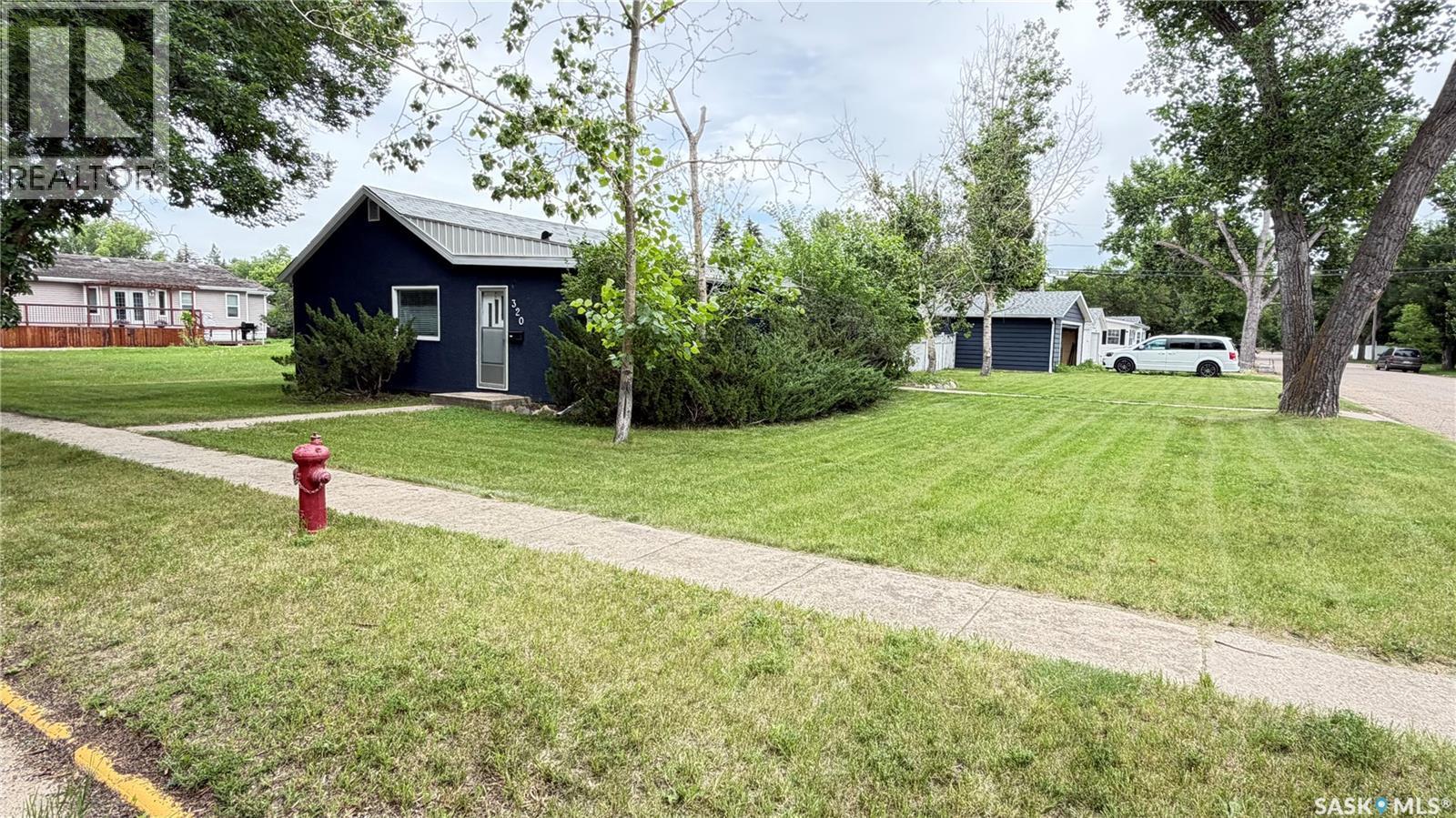 320 Aspen Street, Maple Creek, SK - Outdoor