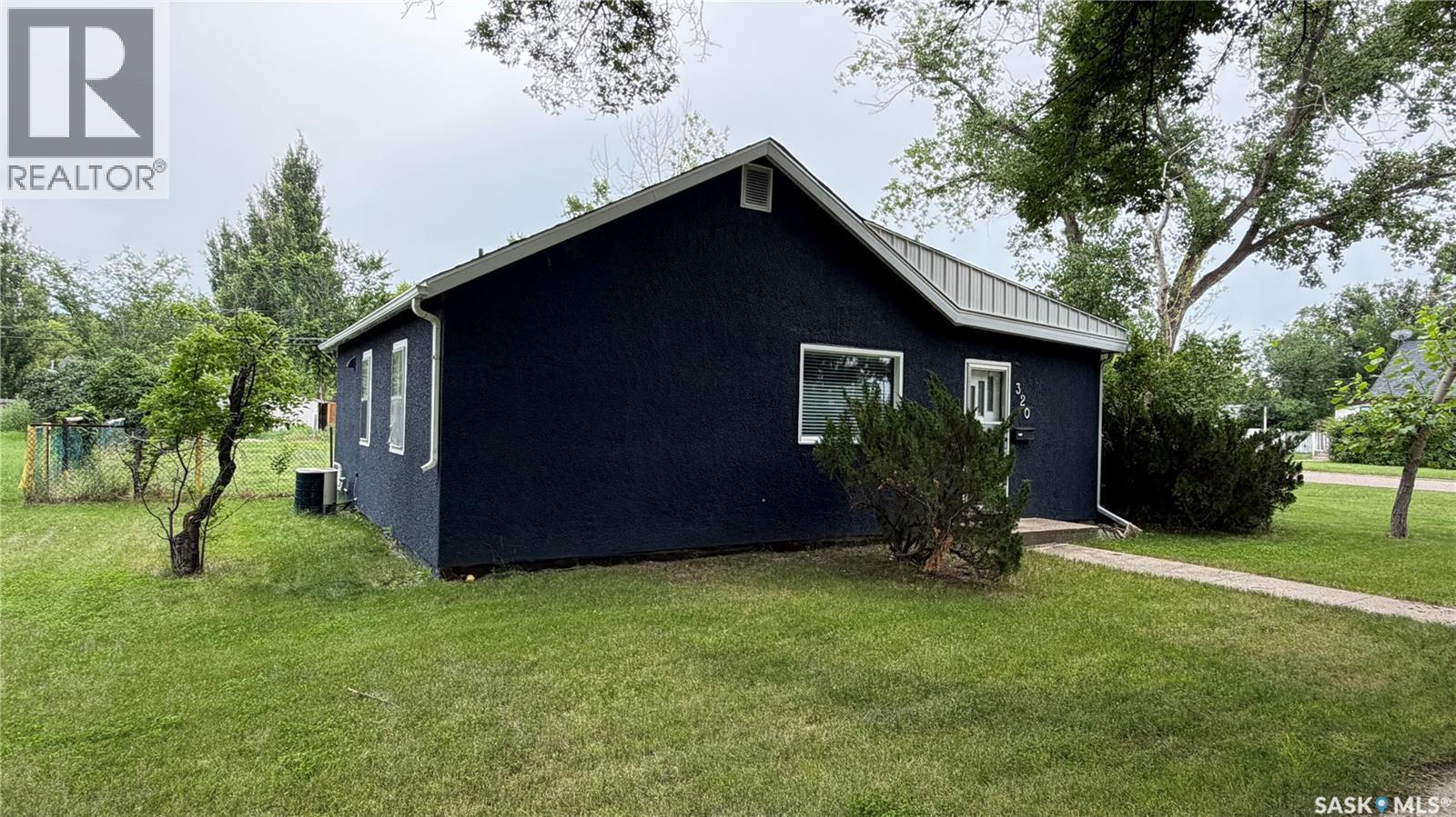 320 Aspen Street, Maple Creek, SK - Outdoor