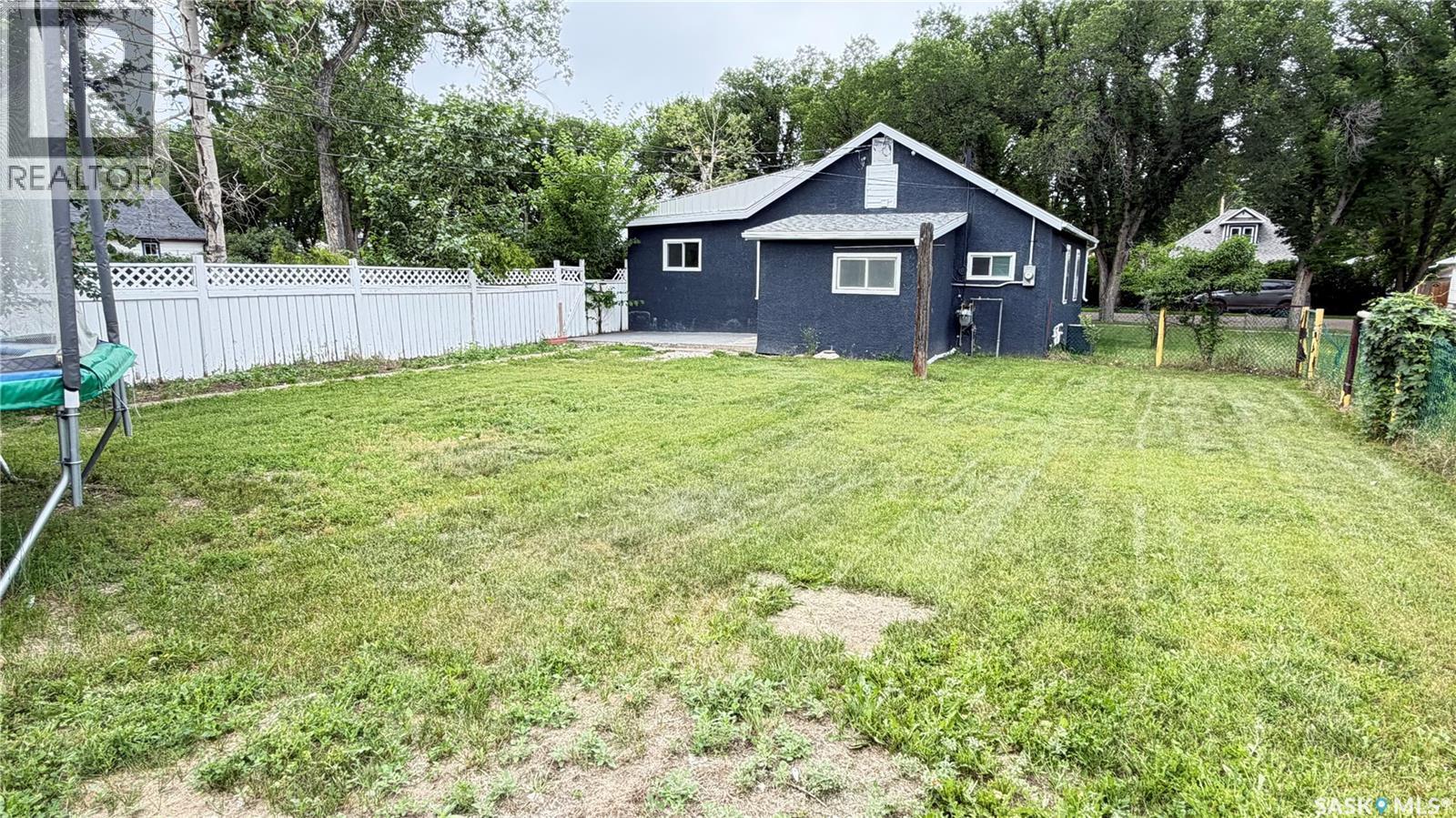 320 Aspen Street, Maple Creek, SK - Outdoor