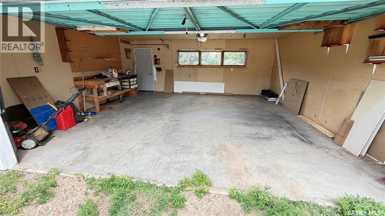 320 Aspen Street, Maple Creek, SK - Photo Showing Garage