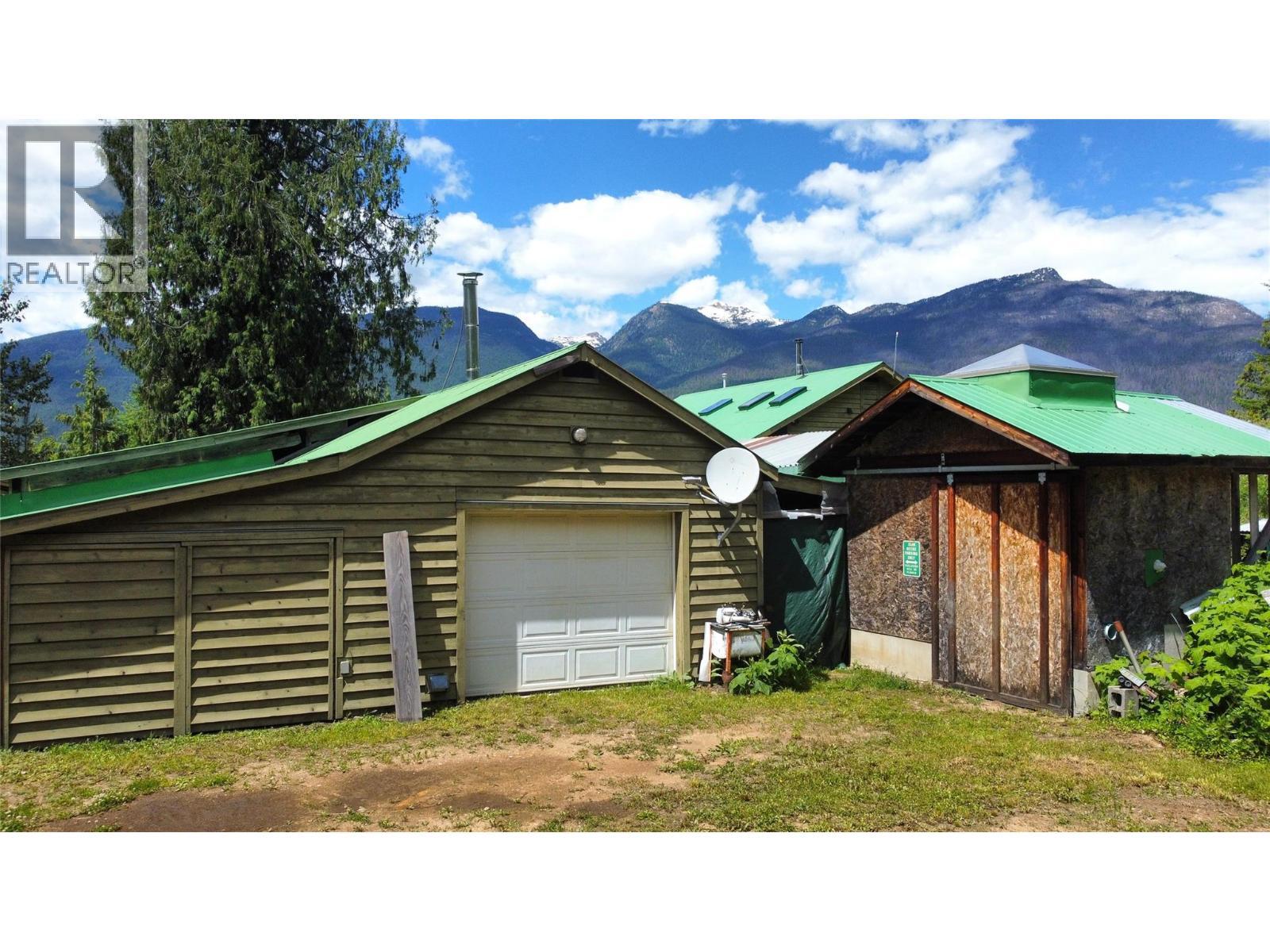 9155 Highway 6, Silverton, BC - Outdoor