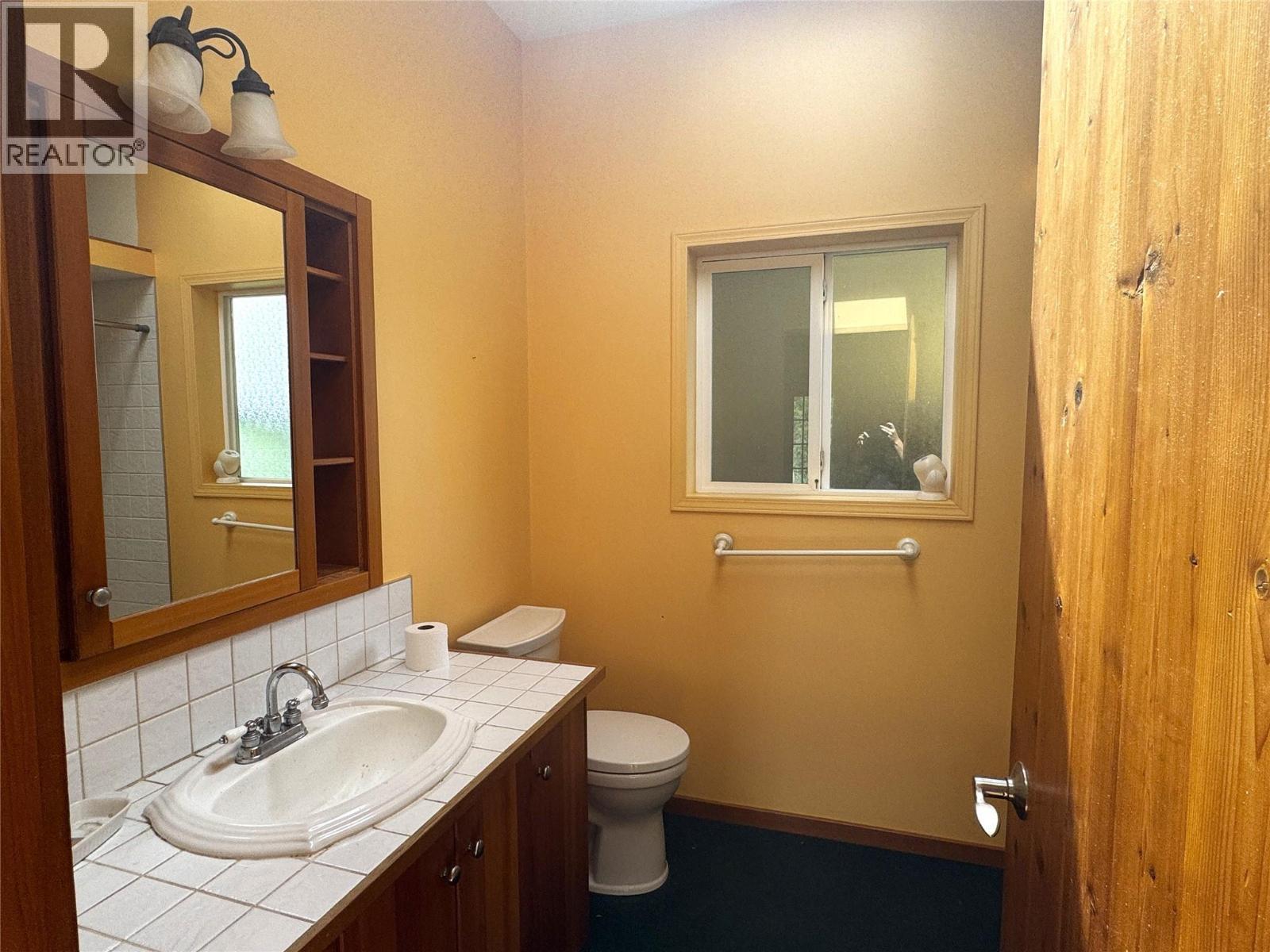 9155 Highway 6, Silverton, BC - Indoor Photo Showing Bathroom
