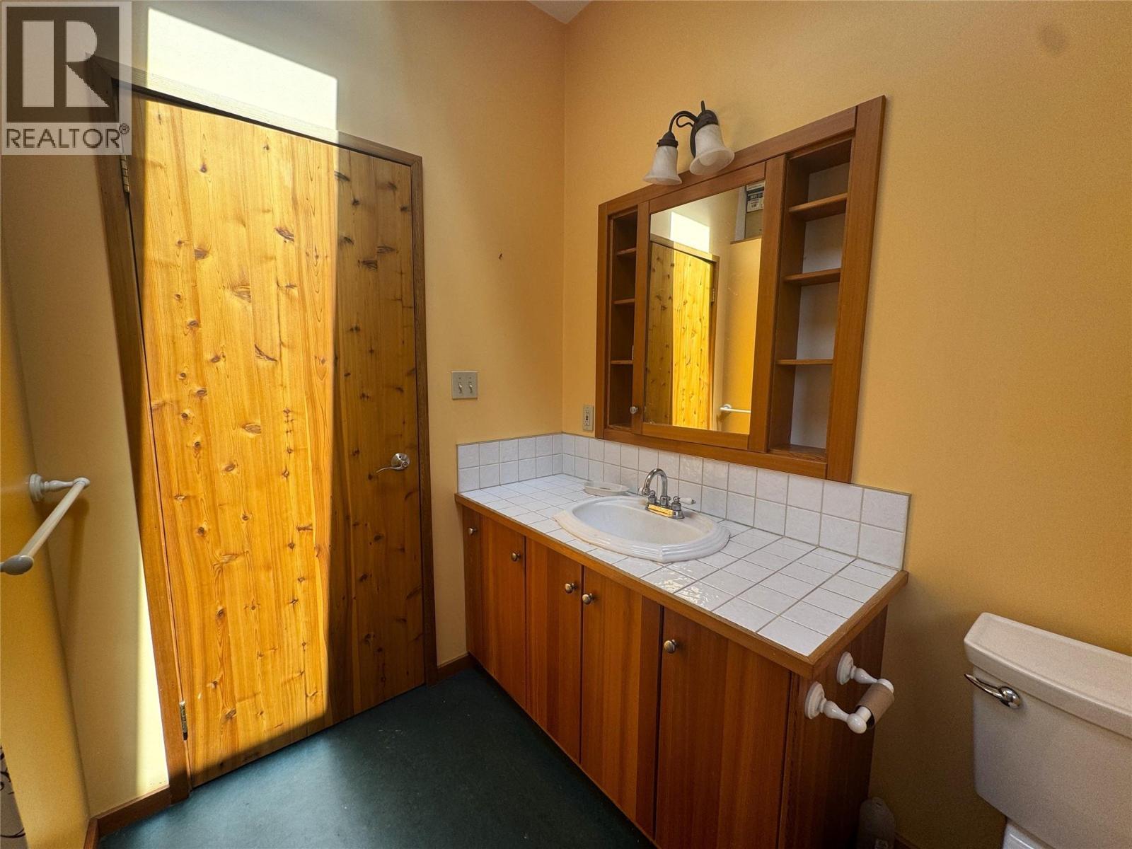 9155 Highway 6, Silverton, BC - Indoor Photo Showing Bathroom