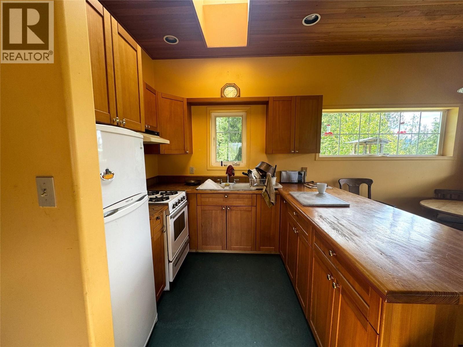 9155 Highway 6, Silverton, BC - Indoor Photo Showing Kitchen