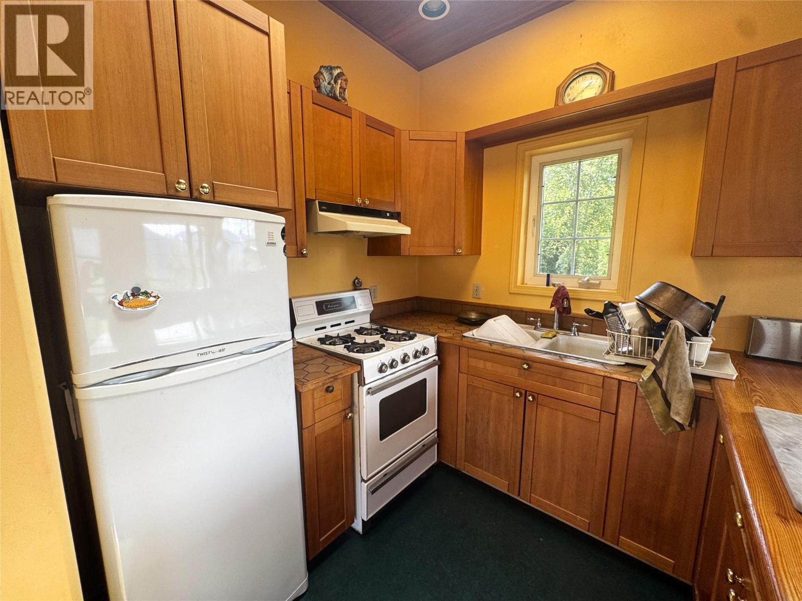 9155 Highway 6, Silverton, BC - Indoor Photo Showing Kitchen With Double Sink