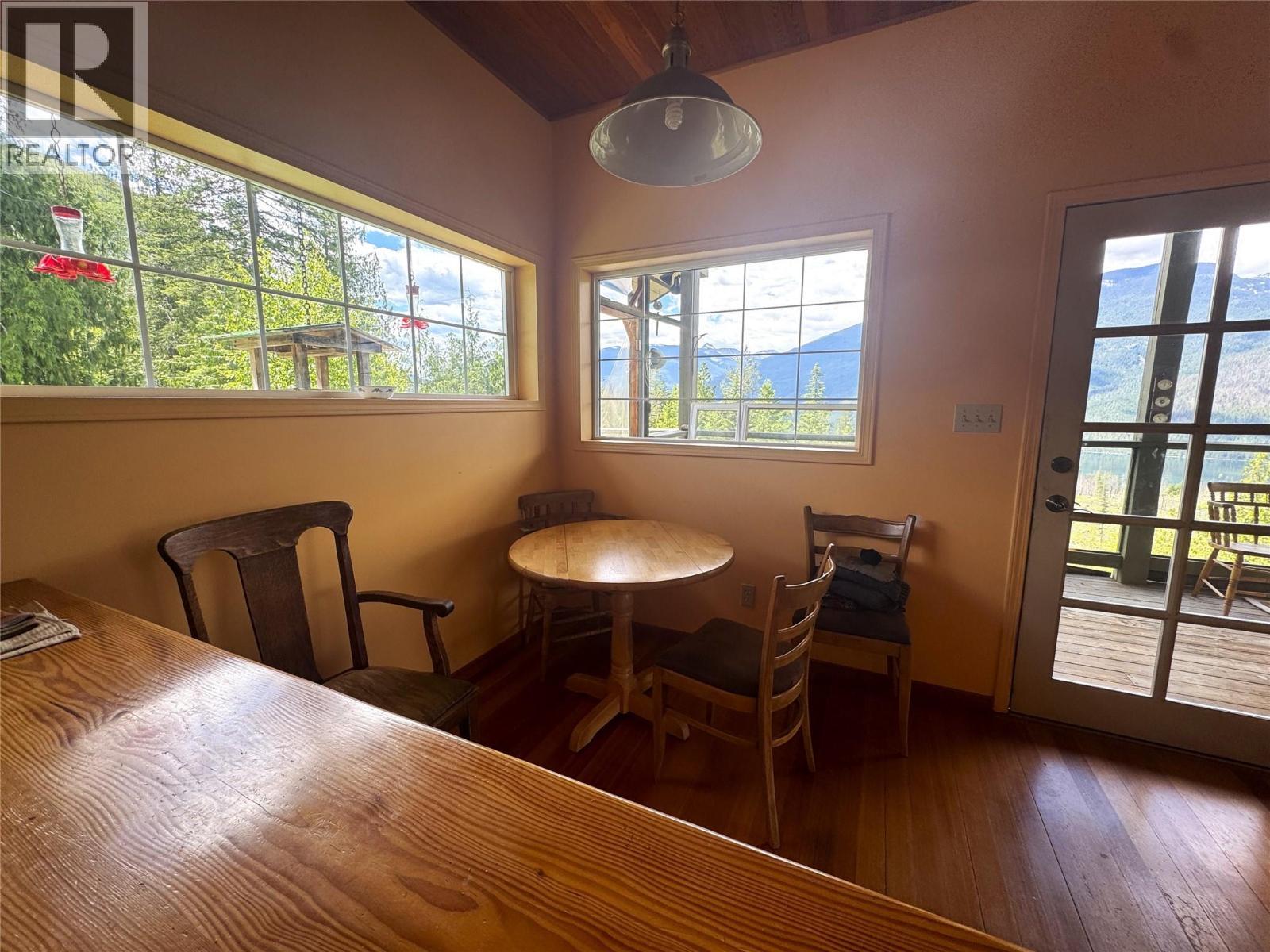 9155 Highway 6, Silverton, BC - Indoor Photo Showing Dining Room