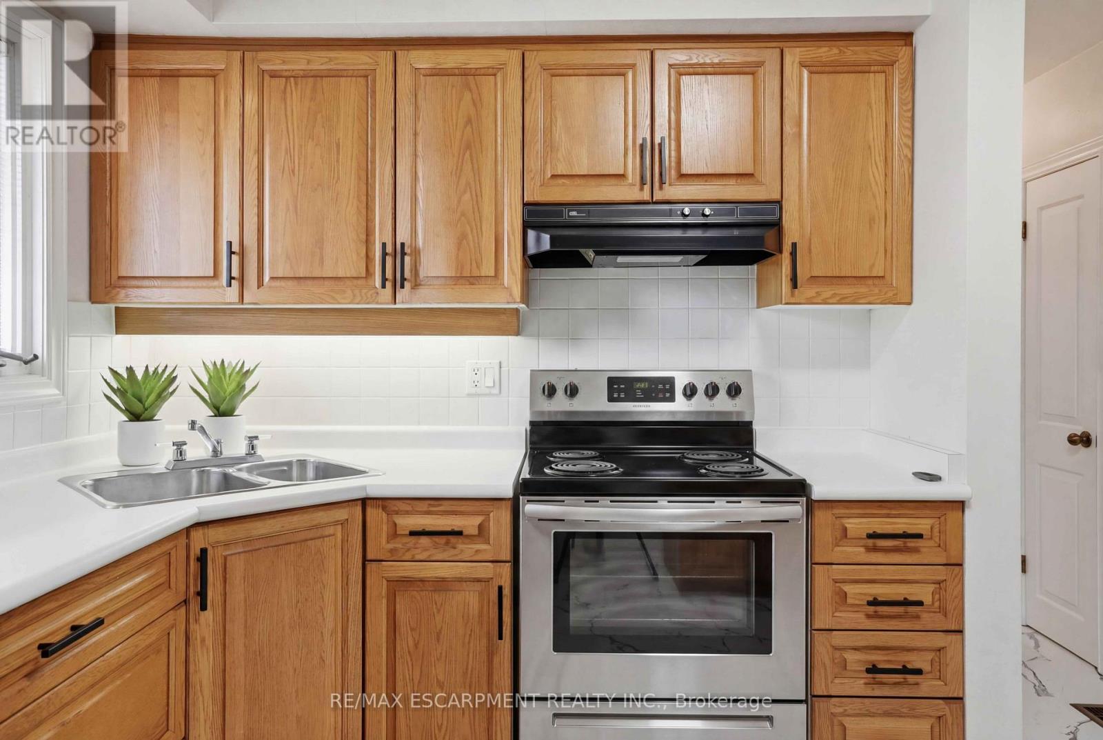 104 Dallas Avenue, Hamilton, ON - Indoor Photo Showing Kitchen With Double Sink