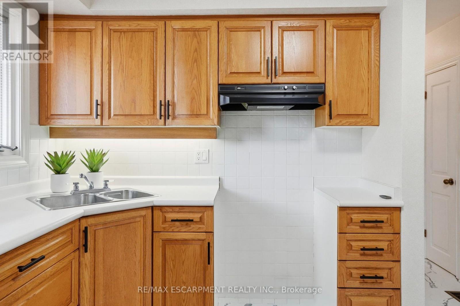 104 Dallas Avenue, Hamilton, ON - Indoor Photo Showing Kitchen With Double Sink