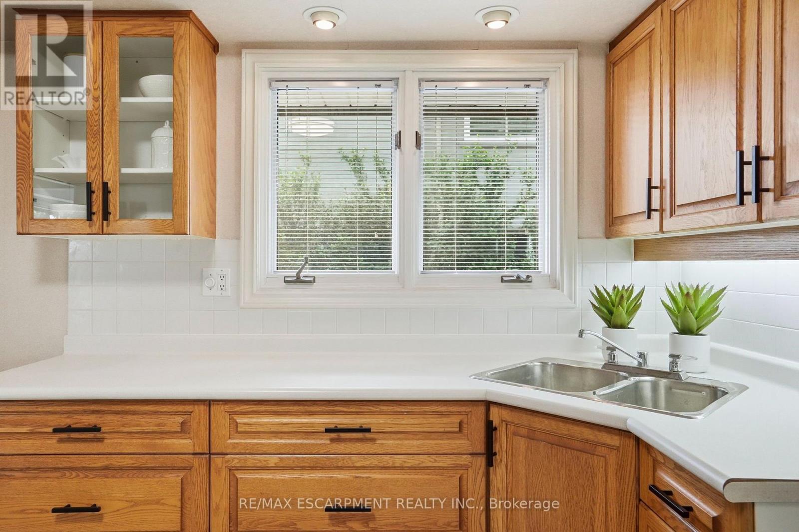 104 Dallas Avenue, Hamilton, ON - Indoor Photo Showing Kitchen With Double Sink