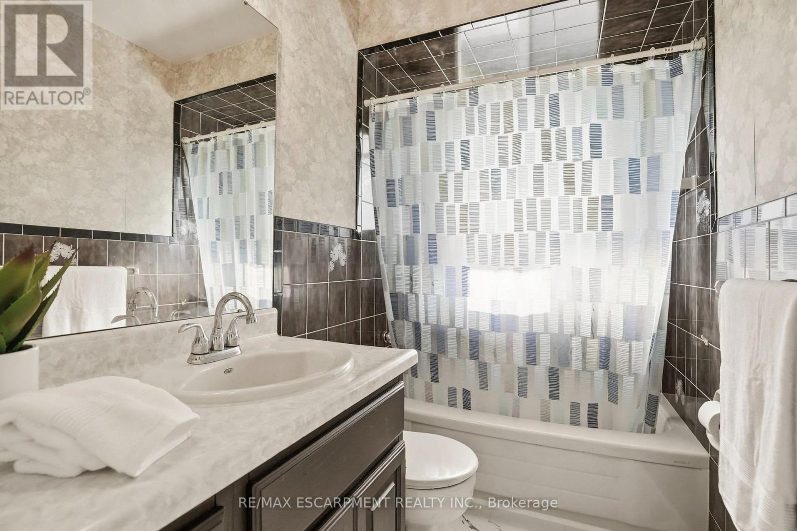 104 Dallas Avenue, Hamilton, ON - Indoor Photo Showing Bathroom