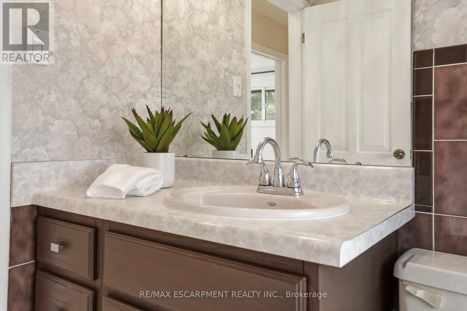 104 Dallas Avenue, Hamilton, ON - Indoor Photo Showing Bathroom