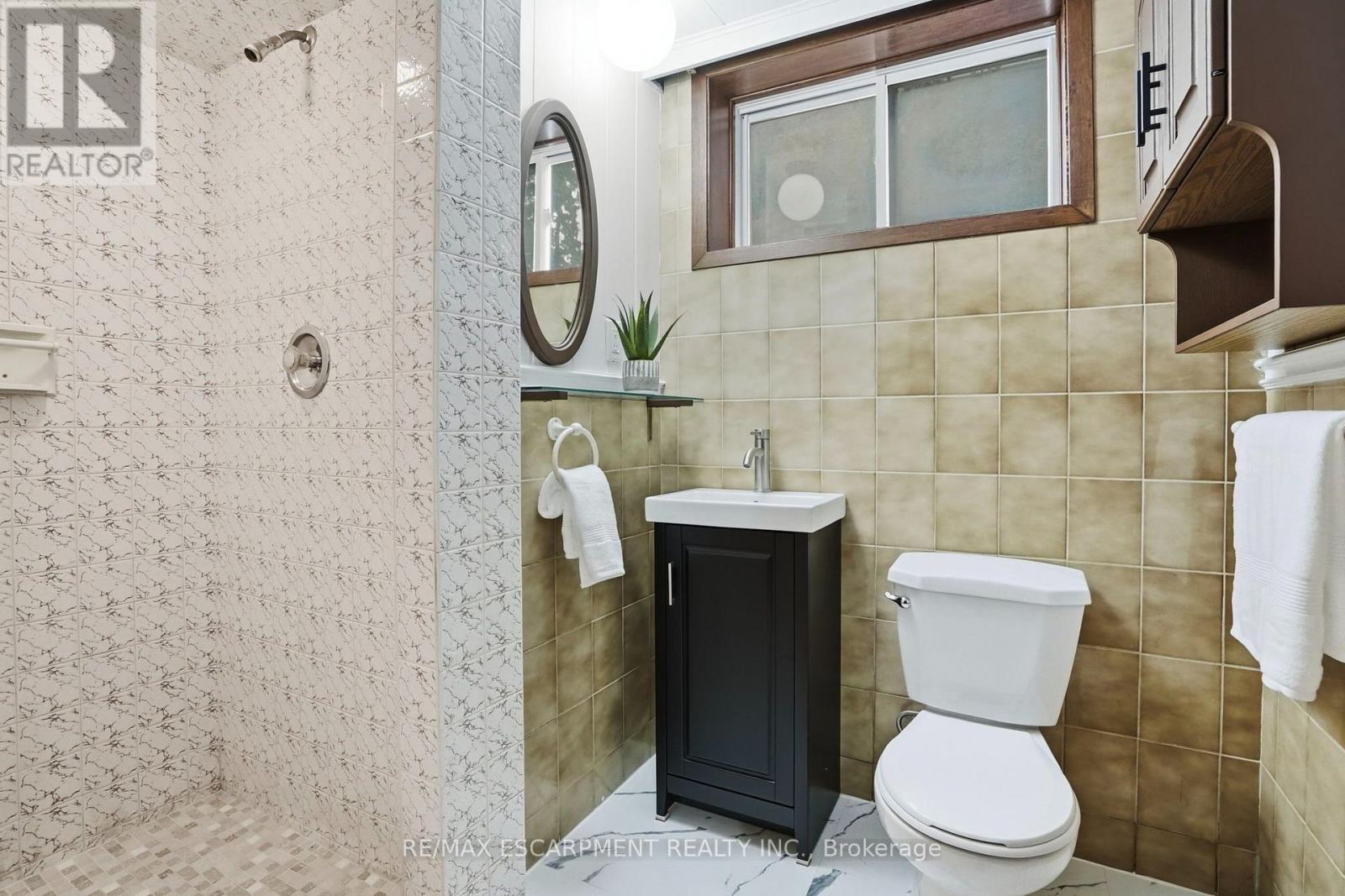 104 Dallas Avenue, Hamilton, ON - Indoor Photo Showing Bathroom