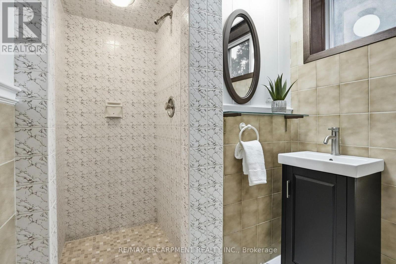 104 Dallas Avenue, Hamilton, ON - Indoor Photo Showing Bathroom