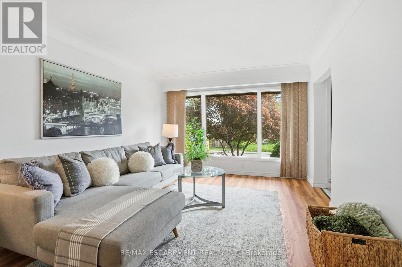 104 Dallas Avenue, Hamilton, ON - Indoor Photo Showing Living Room