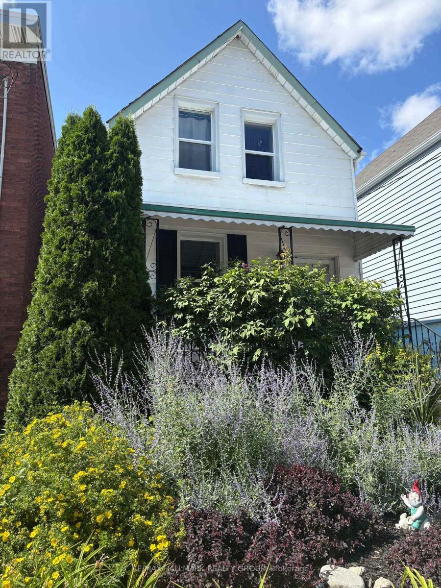 Matre floweirng garden - 53 Louisa Street, Ottawa, ON - Outdoor