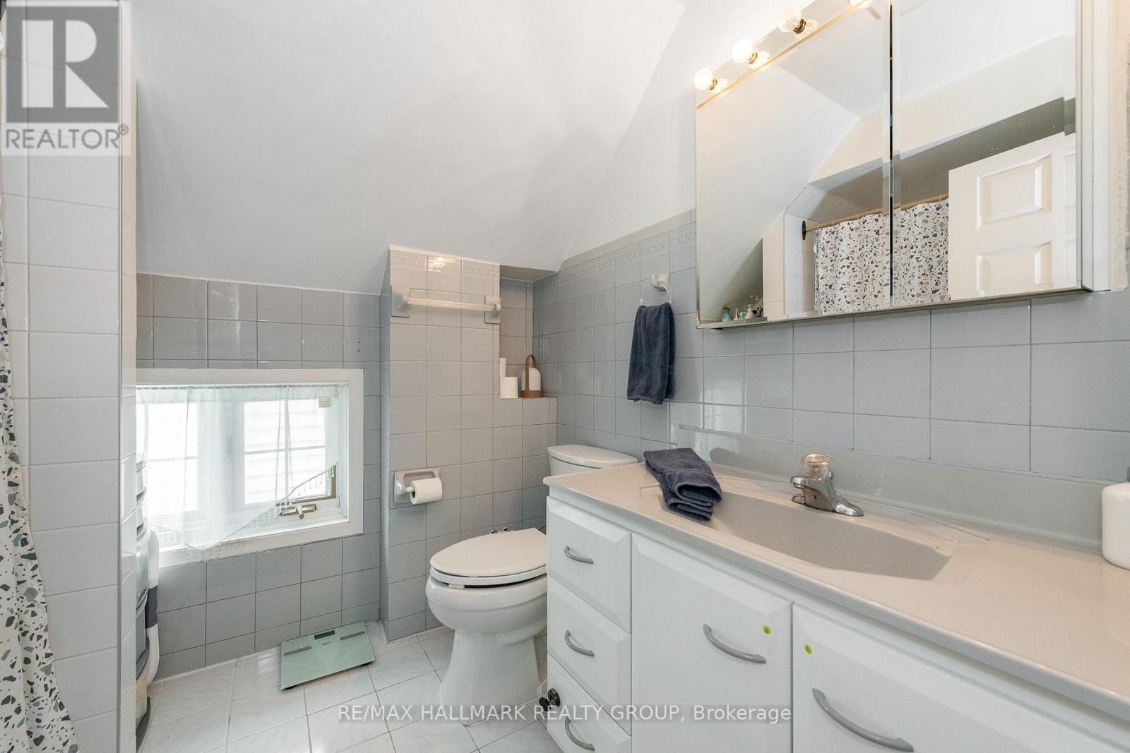 Four piece bathroom - 53 Louisa Street, Ottawa, ON - Indoor Photo Showing Bathroom
