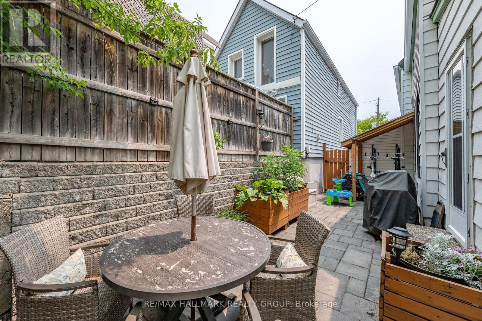 Fully fenced yard - 53 Louisa Street, Ottawa, ON - Outdoor With Deck Patio Veranda With Exterior