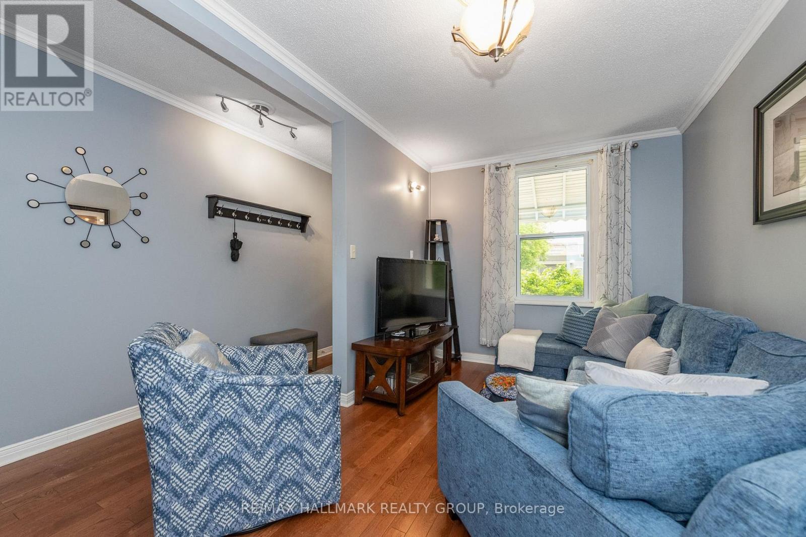 Living room - 53 Louisa Street, Ottawa, ON - Indoor Photo Showing Living Room