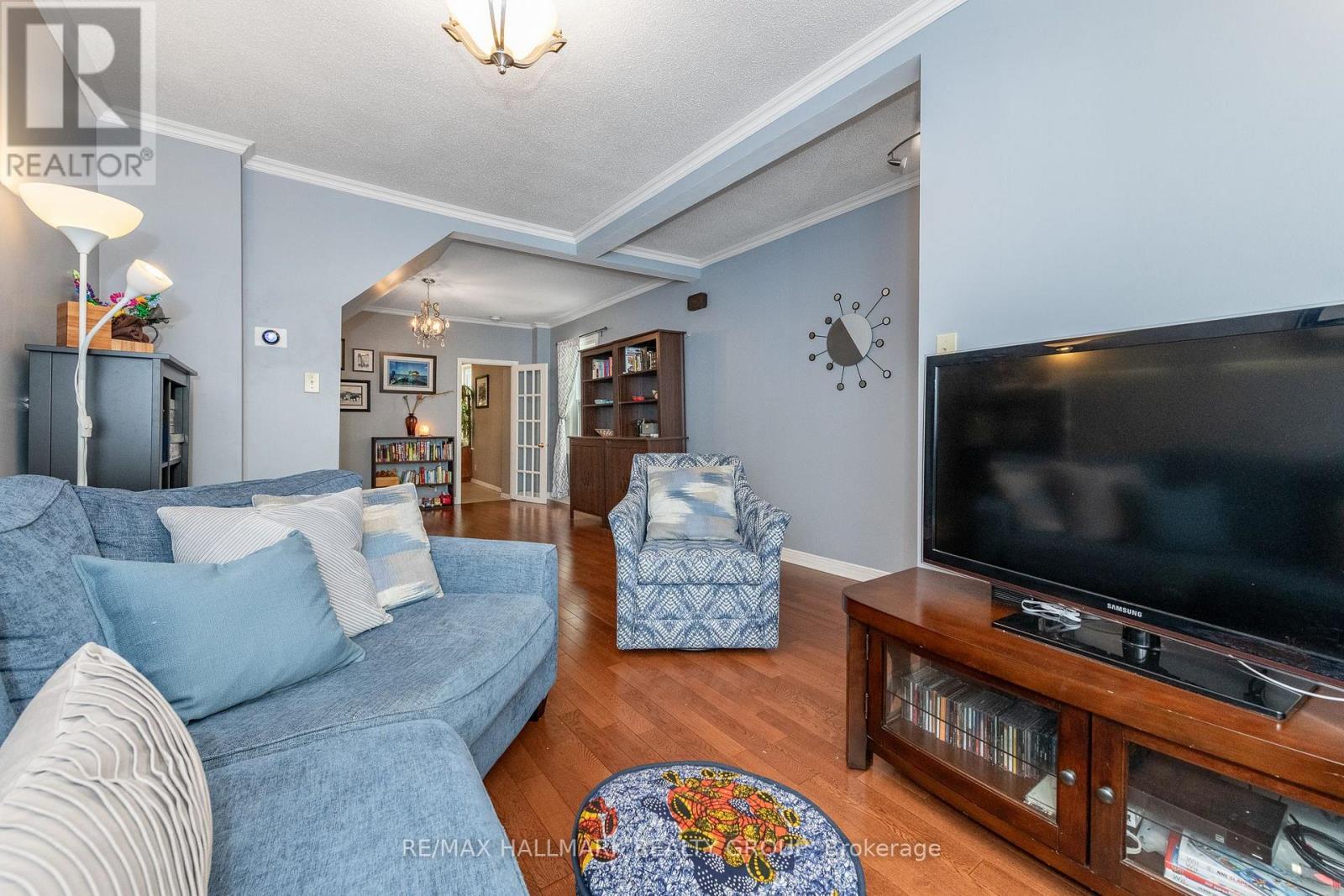 53 Louisa Street, Ottawa, ON - Indoor Photo Showing Living Room