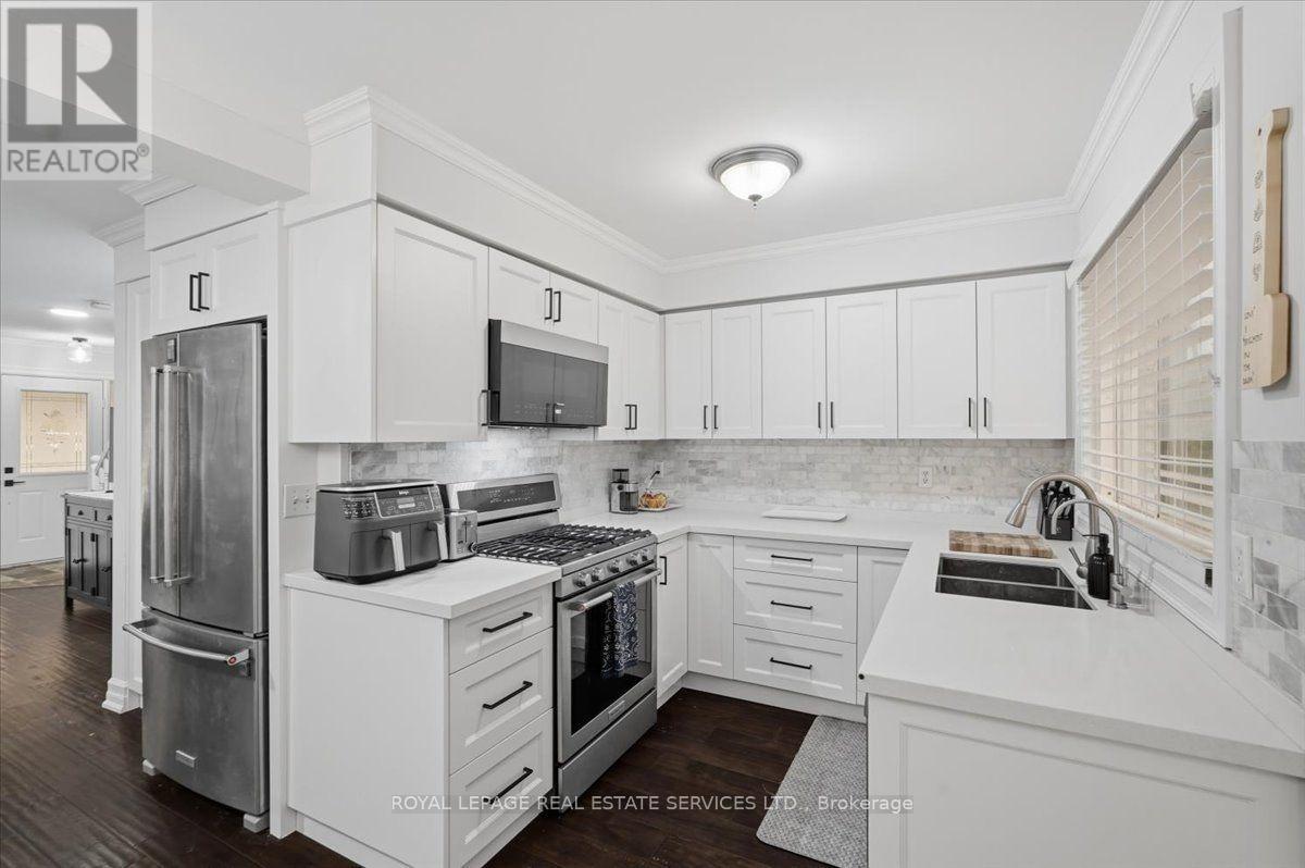 5185 Bunton Crescent, Burlington, ON - Indoor Photo Showing Kitchen With Stainless Steel Kitchen With Double Sink With Upgraded Kitchen