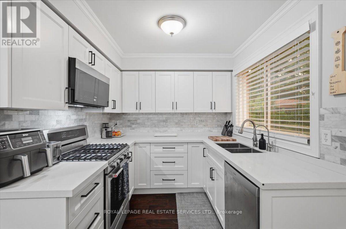 5185 Bunton Crescent, Burlington, ON - Indoor Photo Showing Kitchen With Double Sink With Upgraded Kitchen