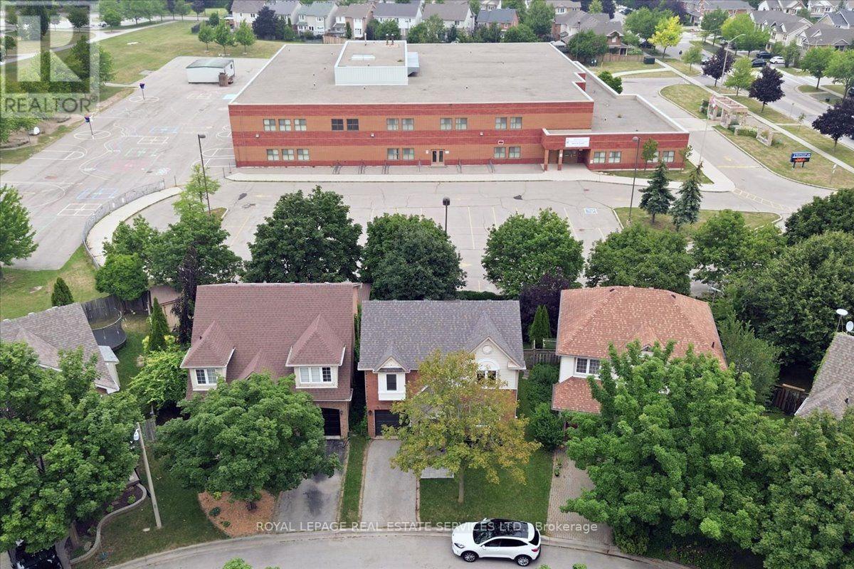 5185 Bunton Crescent, Burlington, ON - Outdoor
