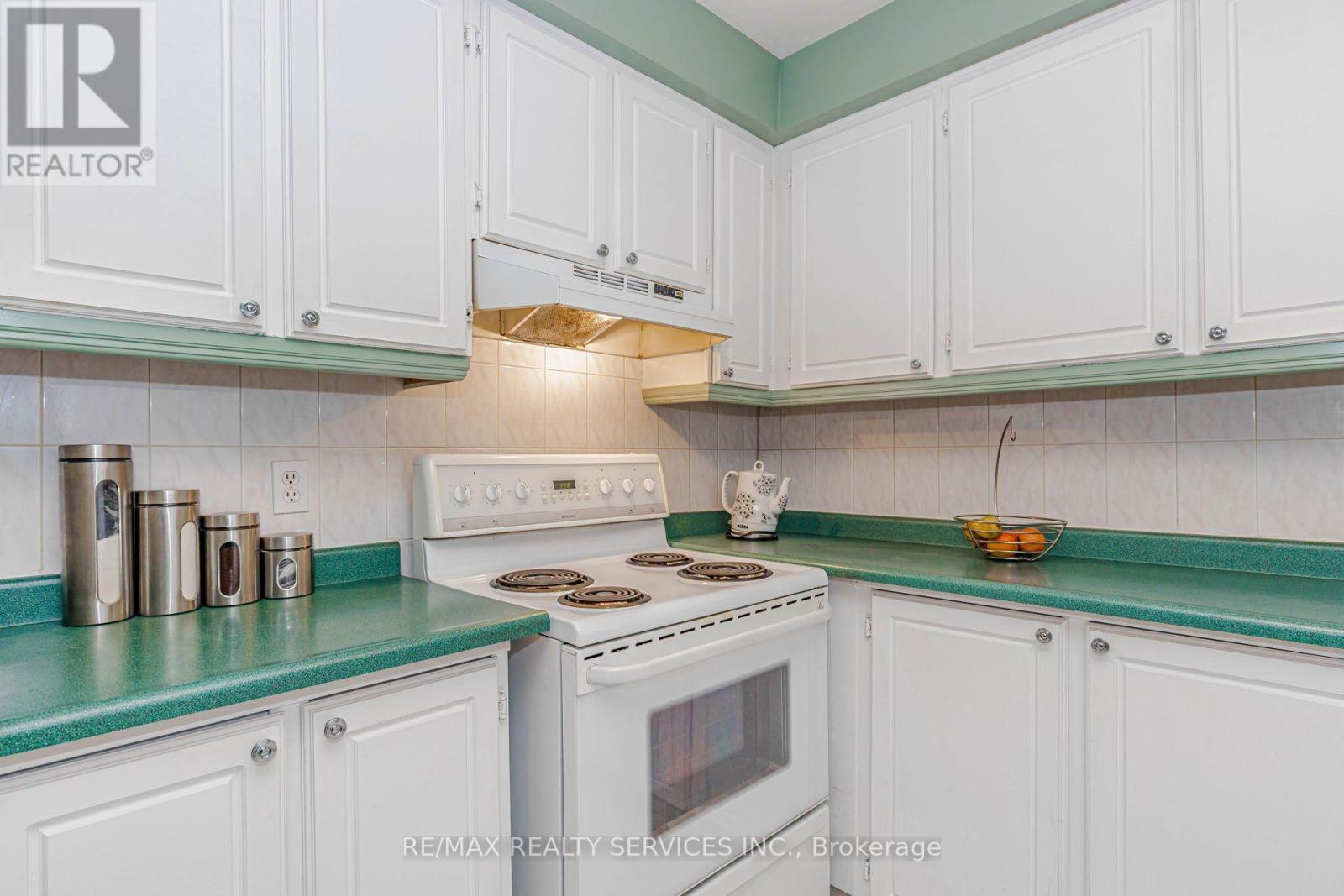 47 Dawson Crescent, Brampton, ON - Indoor Photo Showing Kitchen