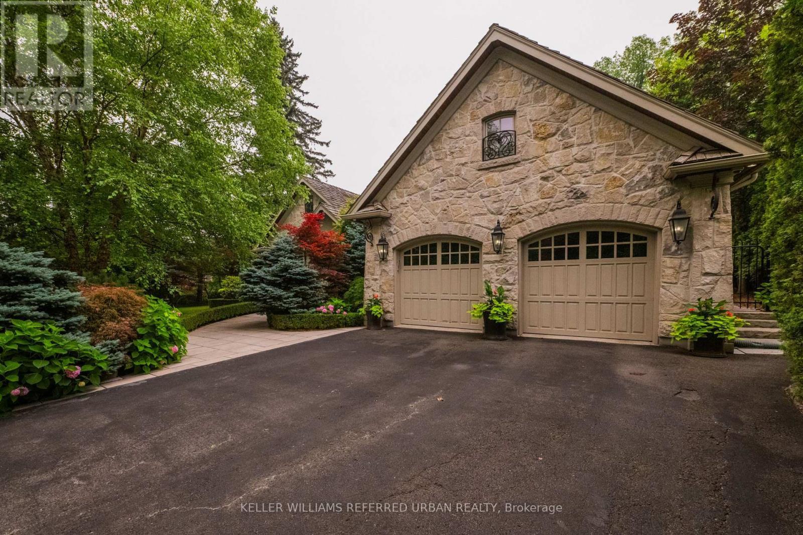 11 Country Club Drive, Toronto, ON - Outdoor