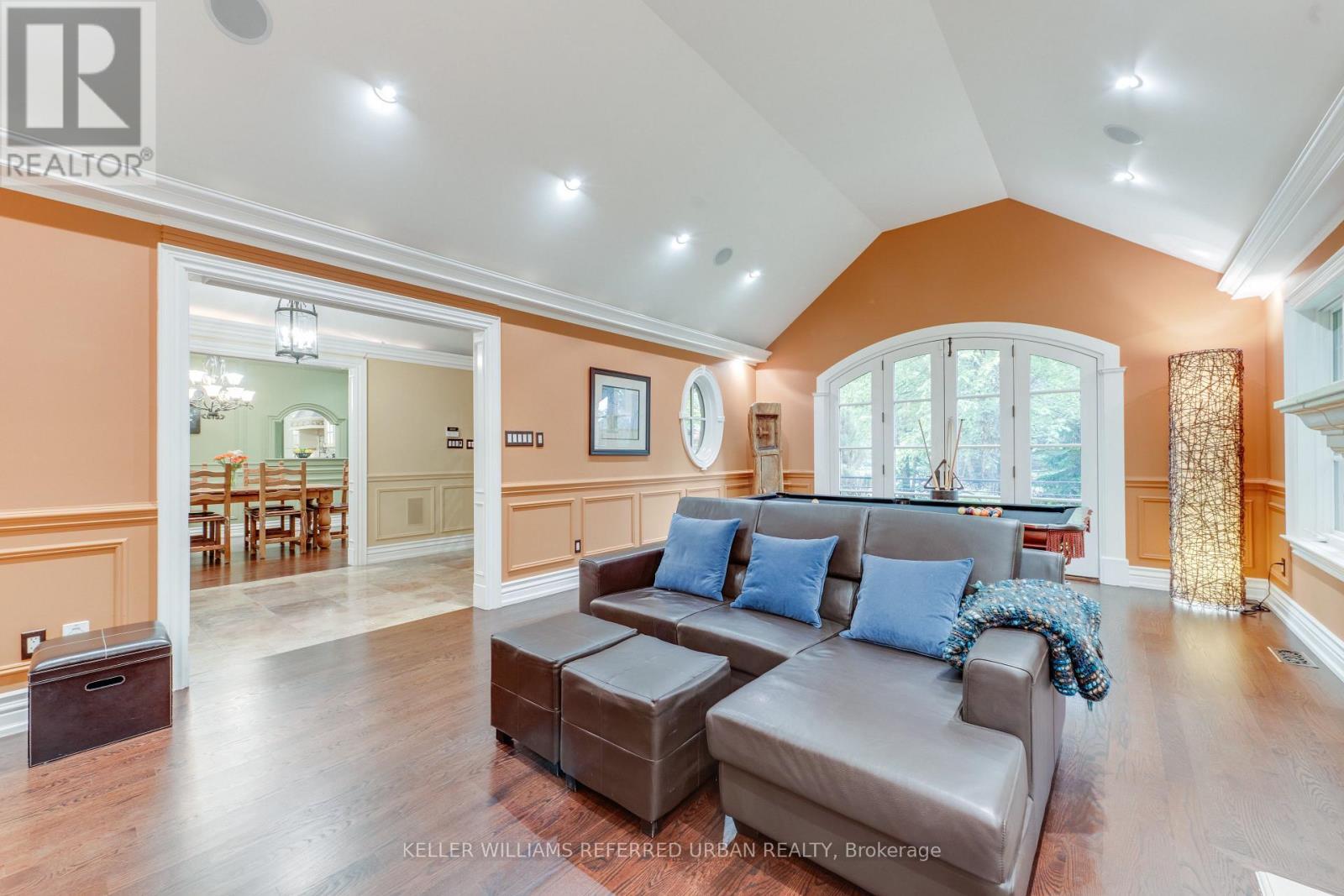 11 Country Club Drive, Toronto, ON - Indoor Photo Showing Living Room