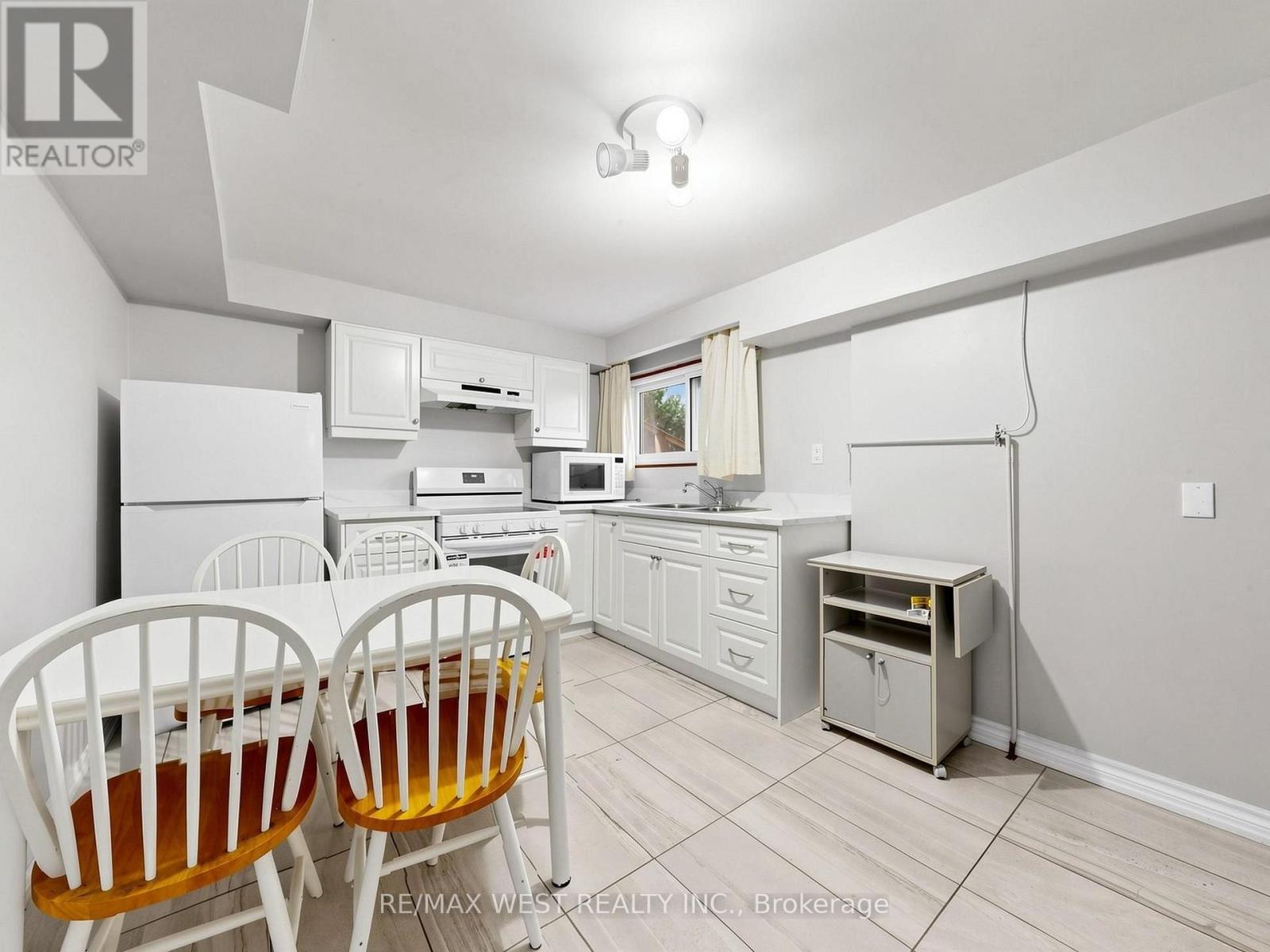 41 Burnview Crescent, Toronto, ON - Indoor Photo Showing Kitchen