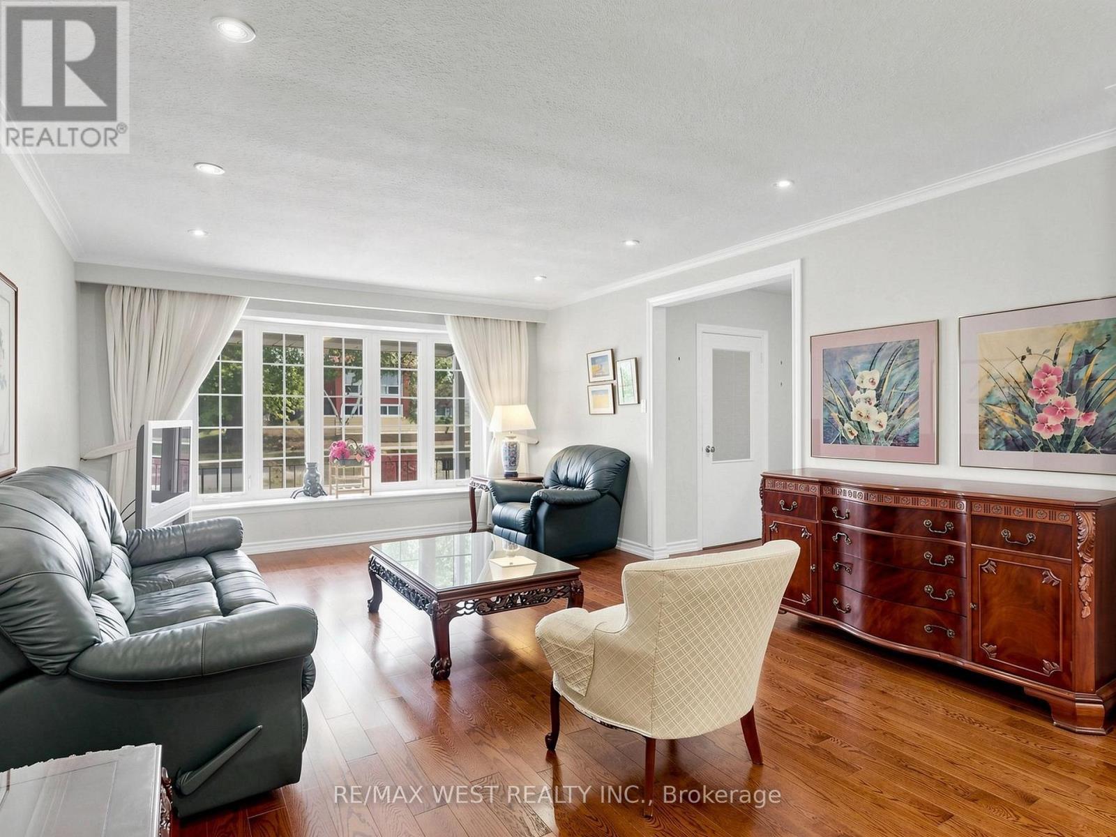 41 Burnview Crescent, Toronto, ON - Indoor Photo Showing Living Room