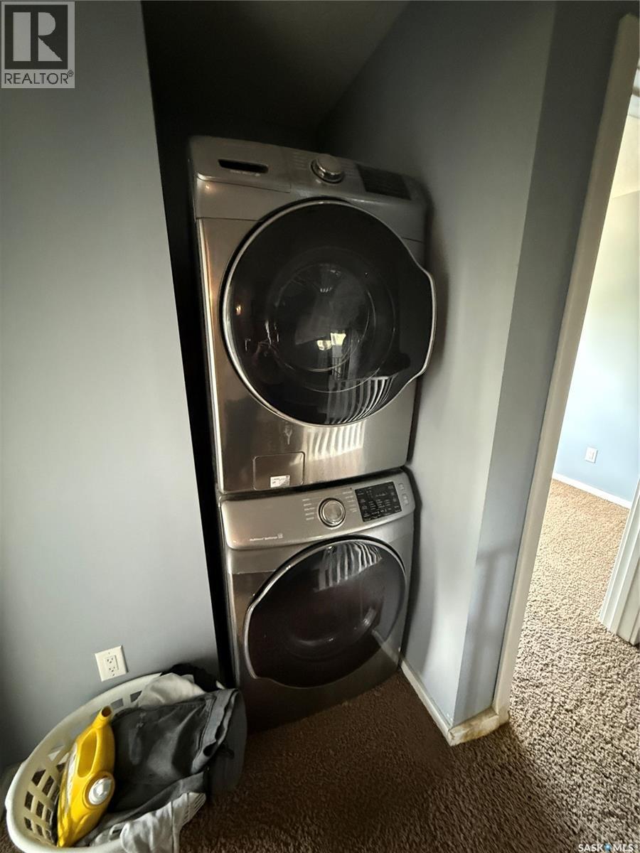 802 Park Avenue, Weyburn, SK - Indoor Photo Showing Laundry Room
