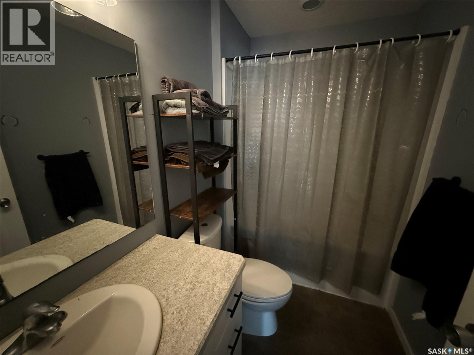802 Park Avenue, Weyburn, SK - Indoor Photo Showing Bathroom