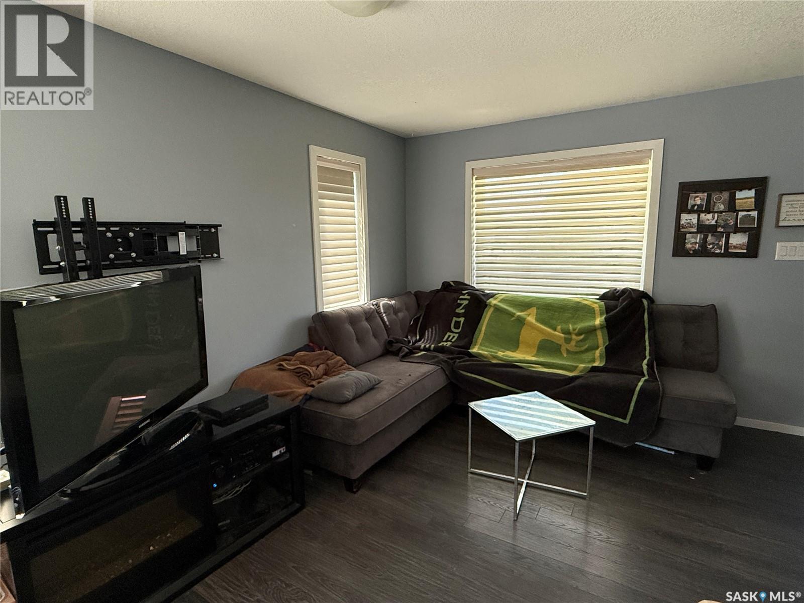 802 Park Avenue, Weyburn, SK - Indoor Photo Showing Living Room