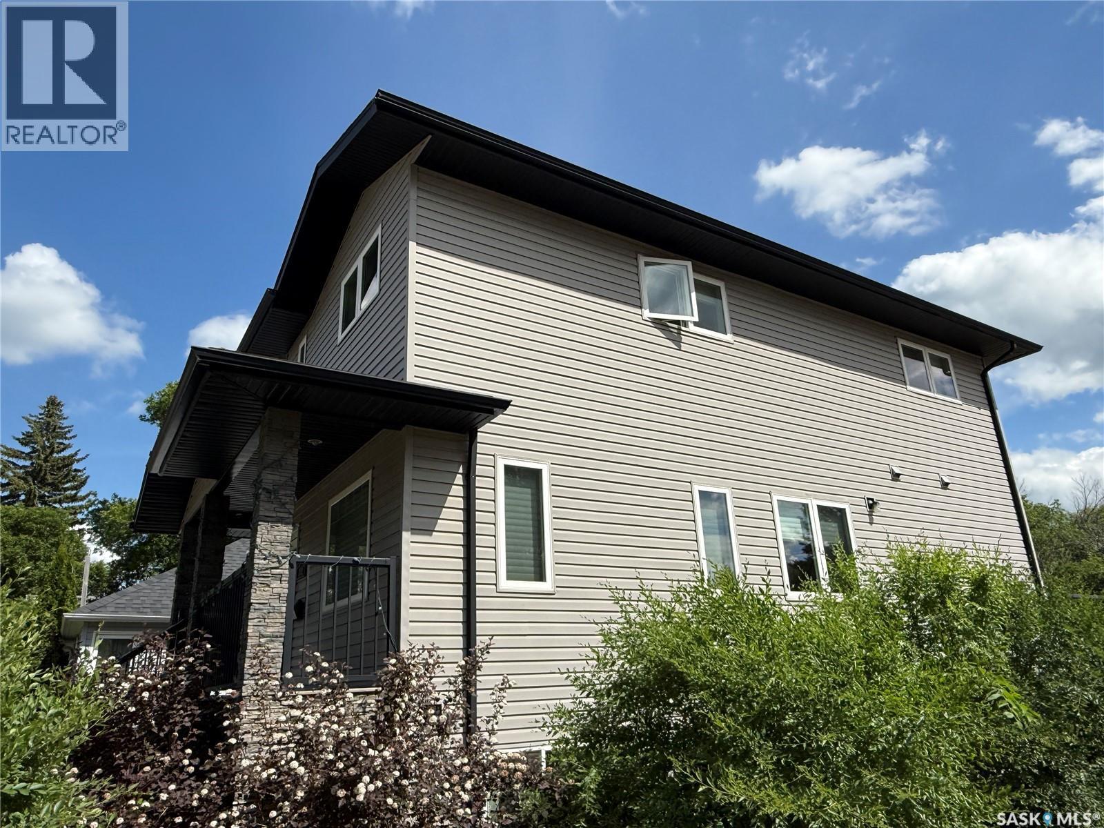 802 Park Avenue, Weyburn, SK - Outdoor