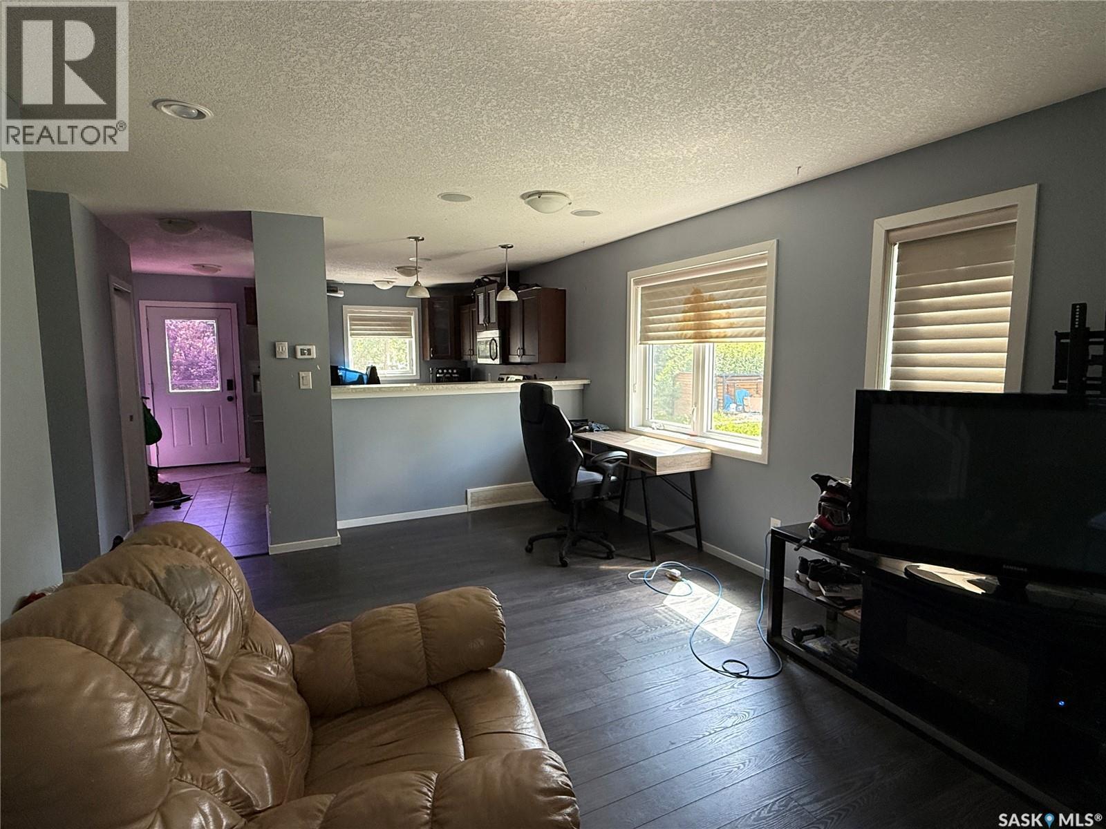 802 Park Avenue, Weyburn, SK - Indoor Photo Showing Living Room