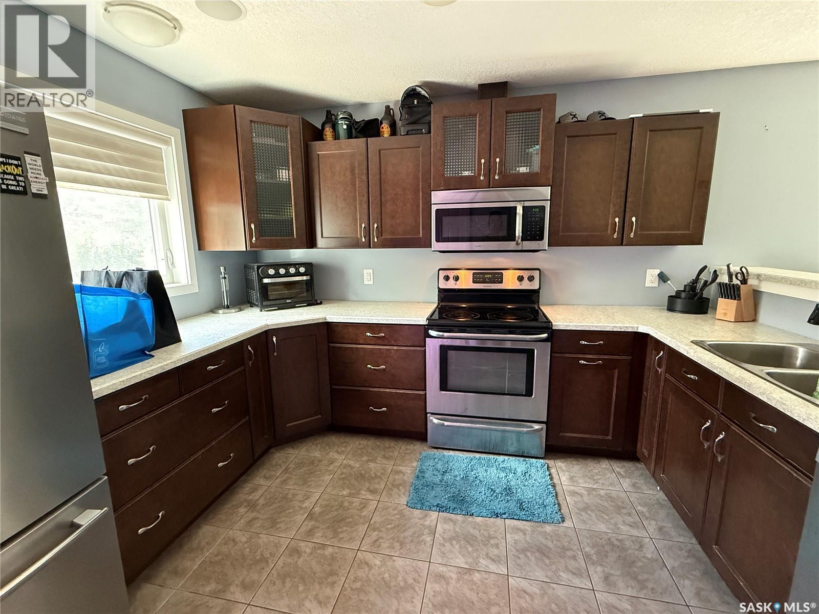 802 Park Avenue, Weyburn, SK - Indoor Photo Showing Kitchen With Double Sink