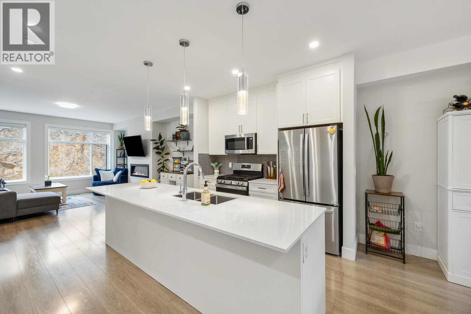 1146 Black Mountain Drive, Kelowna, BC - Indoor Photo Showing Kitchen With Upgraded Kitchen