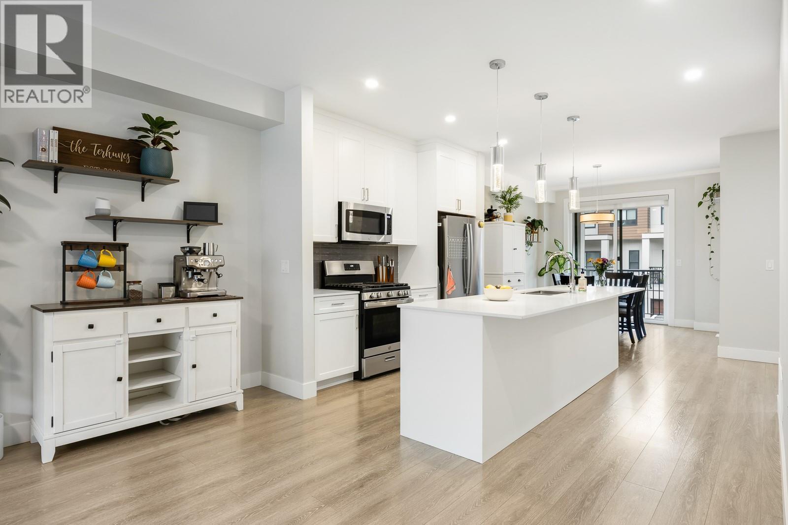 1146 Black Mountain Drive, Kelowna, BC - Indoor Photo Showing Kitchen With Upgraded Kitchen