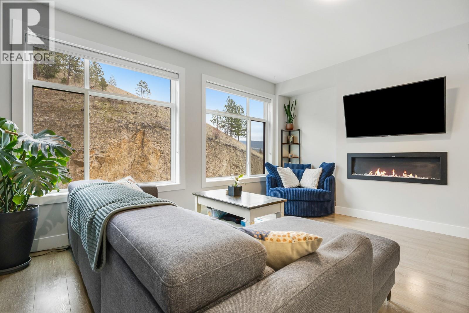 1146 Black Mountain Drive, Kelowna, BC - Indoor Photo Showing Living Room With Fireplace
