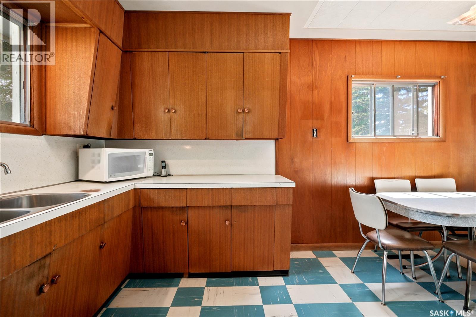 1632 9Th Avenue N, Saskatoon, SK - Indoor Photo Showing Kitchen With Double Sink