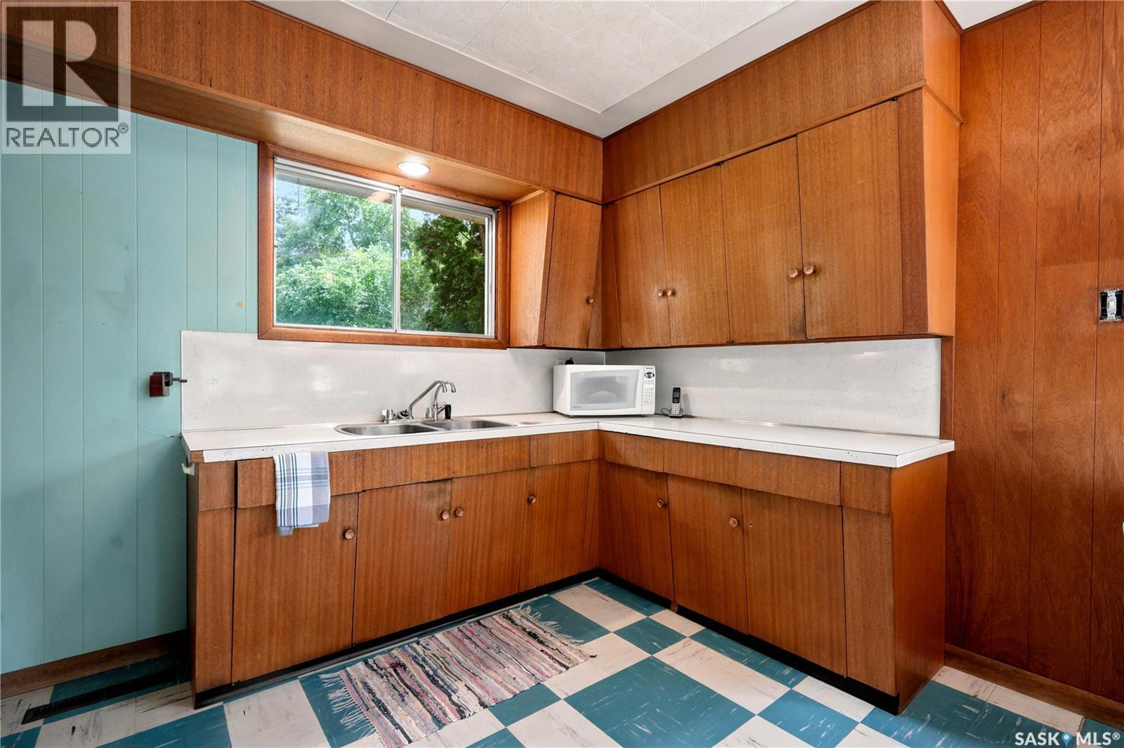 1632 9Th Avenue N, Saskatoon, SK - Indoor Photo Showing Kitchen With Double Sink